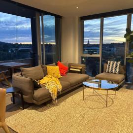 Stylish 1BR Spacious Penthouse Self Check-in, 7 min walk to parliament, hotel in Barton