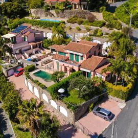 Grazia's House - Villetta Con Giardino Vista Mare - Posto Auto Privato、オスペダレッティのホテル