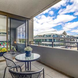 Executive Apartment Near Parliament House, hotel in Barton