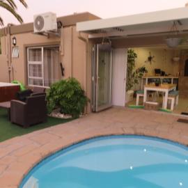 AquaPalms Hideaway - Family Friendly Pool - Hot Tub - Indoor Braai