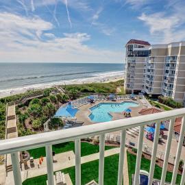 Oceanfront Stay w Pools & Stunning Coastal Views, hotel v mestu North Topsail Beach