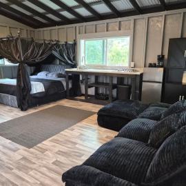 Private jungle retreat with AC and WiFi near Volcano, hotel in Kurtistown