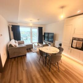 Luxury Apartment - Business - Travel - Transport, hotel in Harlow