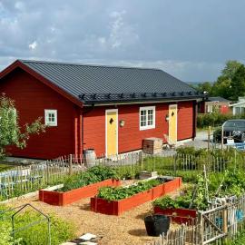 Cozy log cabin on a horse farm with lake views โรงแรมในNamn
