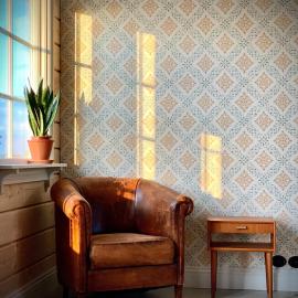 Genuine log cabin with lake views on horse farm, hotel a Namn