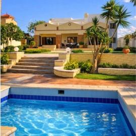 NEW! The Diplomat - High Class - Family Villa - Private Pool - Bubble bath -new AC- Up to 10 guests - 4 Min Walk to Beach, hotel in Alexandria