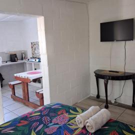 Self Catering garden flat unit7 , Sandbaai