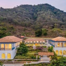 MAAYAA Hillside - An Xplore Indo Stay، فندق في Agali