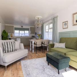 Stylish One Bed Annexe Near Marina and Beaches، فندق في Birdham