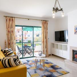#310 Family Apartment Pool & Beach Nearby, hotel i Branqueira