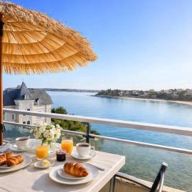 Le Crystal - Vue Mer & Accès Plage - Parking Privé, hotel in Dinard