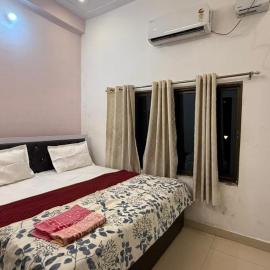 Utkarsh Palace And Restaurant, hotel a Ayodhya Ghā