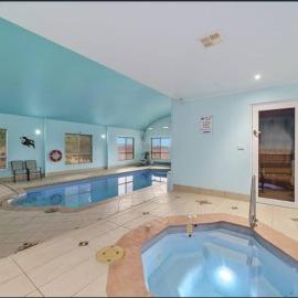 Luxe Buffalo River Retreat - Heated Pool, Spa., hotell sihtkohas Myrtleford