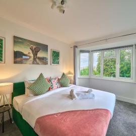 Contractor Base 4BR Fast WiFi Parking High Wycombe, hotel in Buckinghamshire