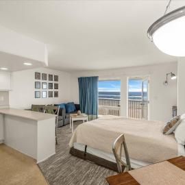 Oceanfront King Suite With Full Kitchen Beach Access Pool & Hot Tub, hotel v mestu Lincoln City