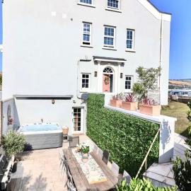Spacious Sleeps 13 plus , Beachfront home in Shaldon