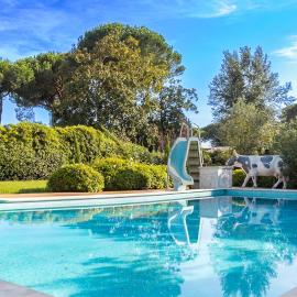Villa Alberta With Reserved Beach Spot, hotel in Marina di Massa