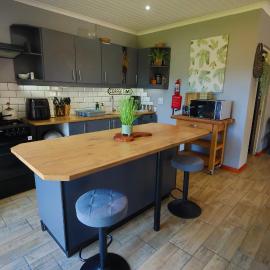 PINE COTTAGE Self catering fully equipped 2 bedroom, Queen bed 3 singles 65sqm cosy private cottage