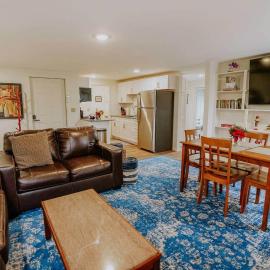 Tasteful two bedroom just minutes to Middlebury!, hotell i New Haven