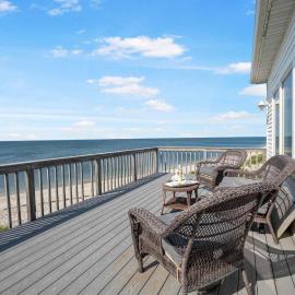 Queen Vic LI Soundfront 5BR Beach House, hotel v destinácii Wading River Landing