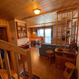 Caratteristico appartamento di montagna con vista, hotel u gradu Karano