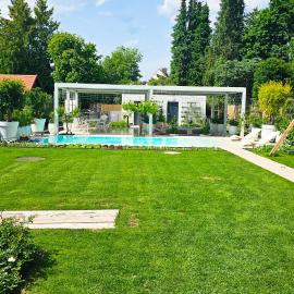 Luxurious large home with Pool, Garden, Koi Pond only 12 min to Octoberfest, hotel en Múnich