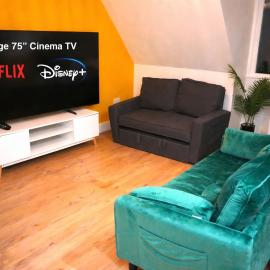 Canterbury High St - 2 Bed Apt Sleeps 5 - 75 inch TV SS1, hotel in Canterbury