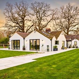 Luxury Ascot Villa Steps from Royal Ascot, 5 mins to Legoland Windsor Resort, 10 mins to Windsor Castle, hotel i Ascot