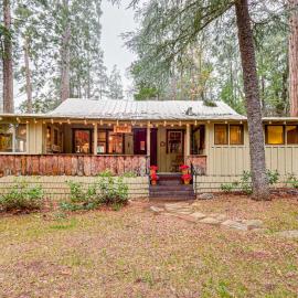 Gateway to Sequoia Nat’l! Rustic Cabin w/ Patio, hotel in Springville