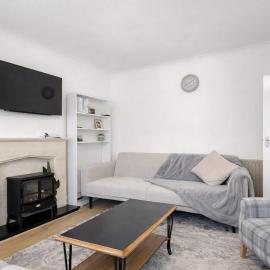 3 Bed house with garden and Free parking near tottenham stadium, hotel in Edmonton