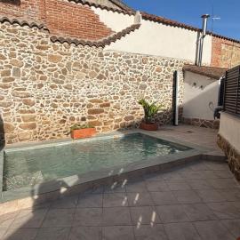 La Casina Casa rural con piscina privada y patio cerca de Gredos, hotel in Navalcán