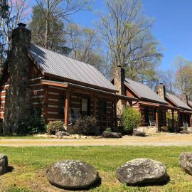 Bearfoot Bungalow- Tiny Cabin Getaway, hotel a Sevierville