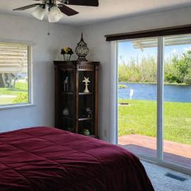 Lakefront Retreat • Patio + Grill • Pet Friendly, hotel in Leesburg