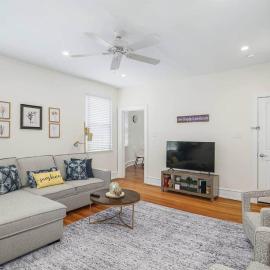 Shop, Eat, Rest 1 bdrm Apt w/Onsite Free Parking