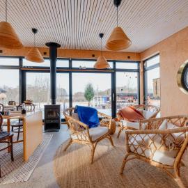 Modern Functionalist Cottage By Lake Vidöstern, hotel en Värnamo