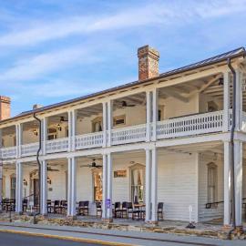 The Colonial Inn, an Ascend Collection Hotel, hotel sa Hillsborough
