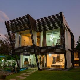 Glass River Retreat by Alaya Stays 4-BHK Riverside Getaway with Private Pool, Lakeside Sit-Out & Lounge Area Near Aluva Railway & Metro Station, hotel in Aluva