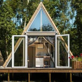 Heaven Glamping - 300m from the Beach, hótel í Liepāja