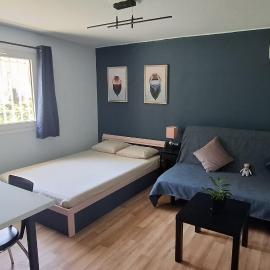 HoneyBee6 - Garden studio close to the port & airport