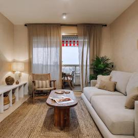 Impressive beachfront home, hotell i Calafell