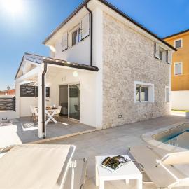 Bynos Central with pool