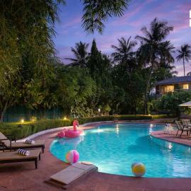 StayVista at Waves by the Beach with Beach Access, Pool, Lawn, hotel in Alībāg