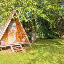 Refuge - Les Chalets du lac Belcaire, hotel in La Celle-sous-Gouzon