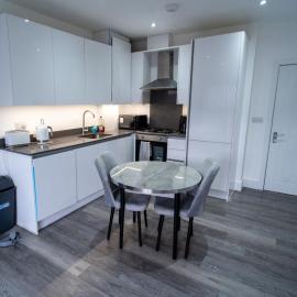 2 Bedroom penthouse flat in Dartford with free parking and next to station, hotel a Dartford