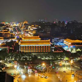 Stylish Homestay Balcony Viewing Ancient XiAn Bell Tower and City Wall, hotel u gradu Si'an