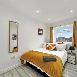 Newly Renovated 4 bed flat- Nuxley Road, hotel in Belvedere