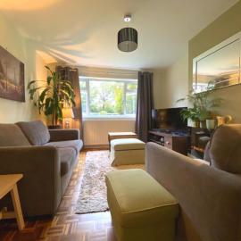 2 Bedroom Apartment From Travaal, hotel in Farnborough