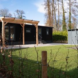 Chalets direkt am See mit Terrasse - ruhig und modern, hotel a Versmold