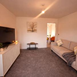 Bright & Spacious 3-Bed Rotherham Home Ideal for Families or Contractors, hotel in Kimberworth