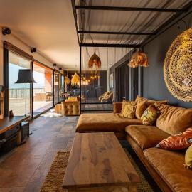 Villa LÂO, 220m2, insolite luxe, immersion asiatique, Vue exceptionnelle, Spa, Sauna, Piscine, lit géant suspendu, massages, etc